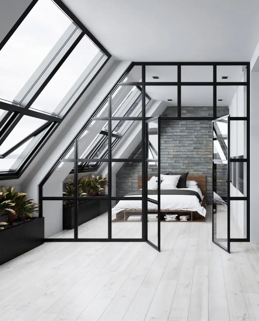 Stahl-Glas-Trennwand mit zwei Türen und Sprossen unter einer Dachschräge