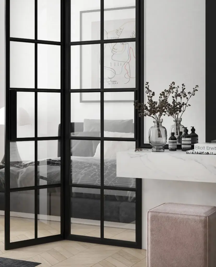 Stahl-Glas-Elemente mit Sprossen als Raumteiler vor einem Schlafzimmer